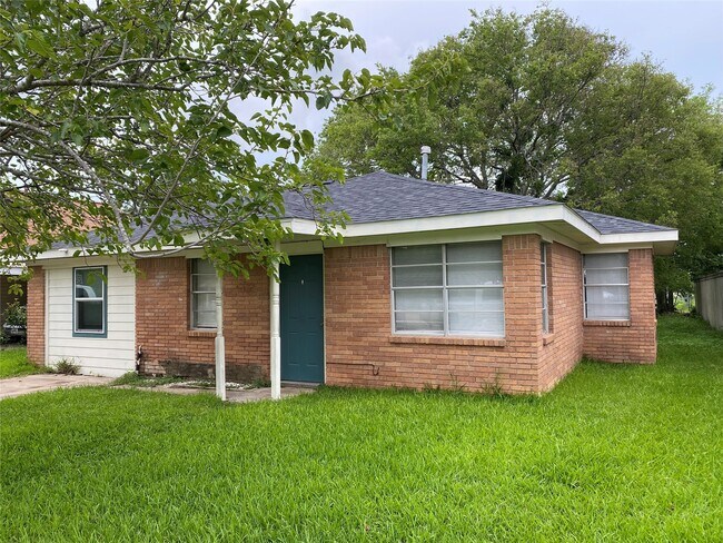 property at 612 N Avenue B