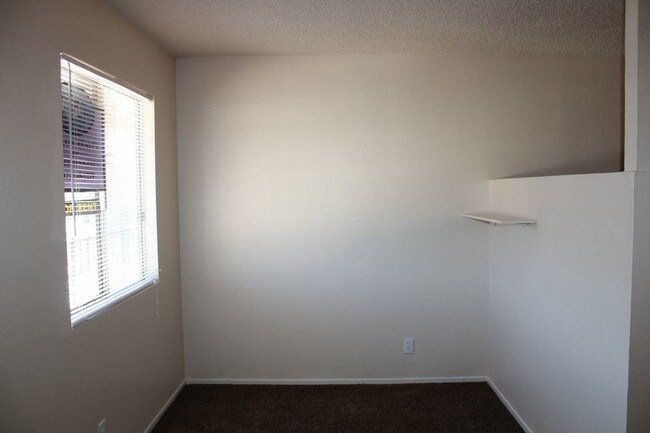 136 Judy Ln-Unit -2 in Henderson, NV - Building Photo - Building Photo
