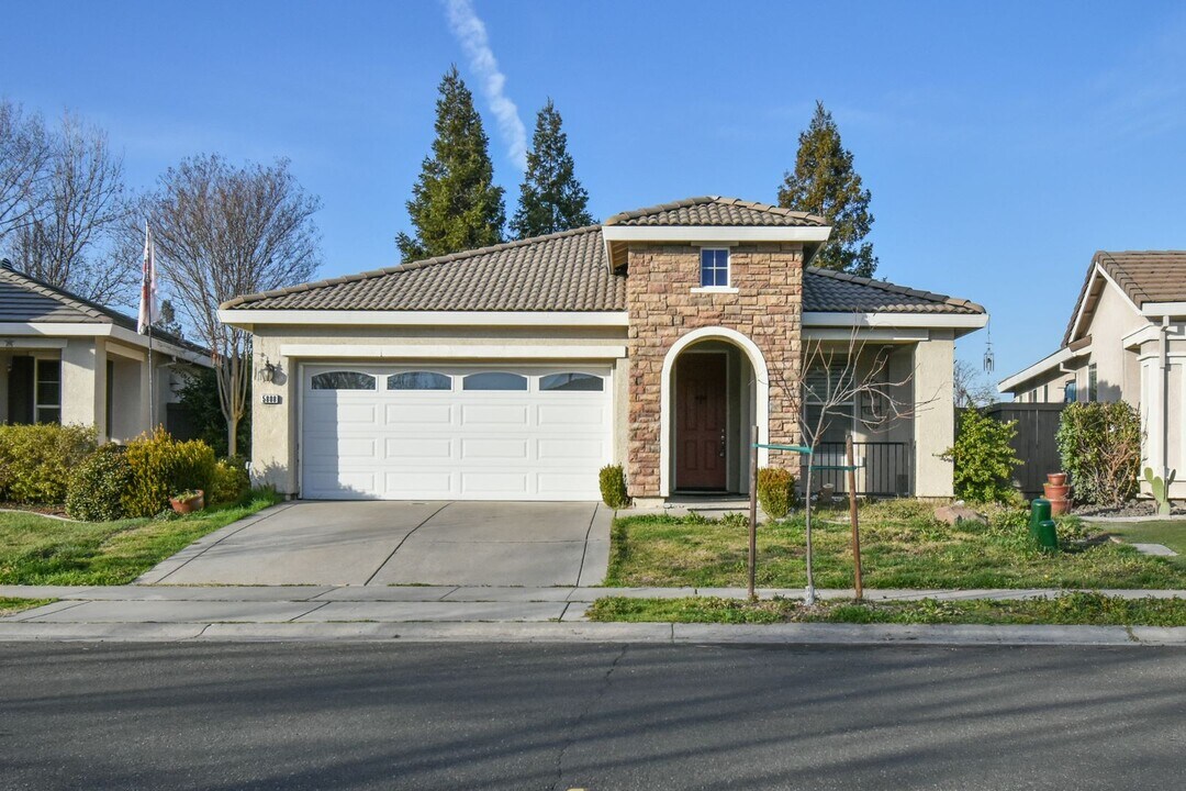 5808 Bridgecross Dr in Sacramento, CA - Foto de edificio