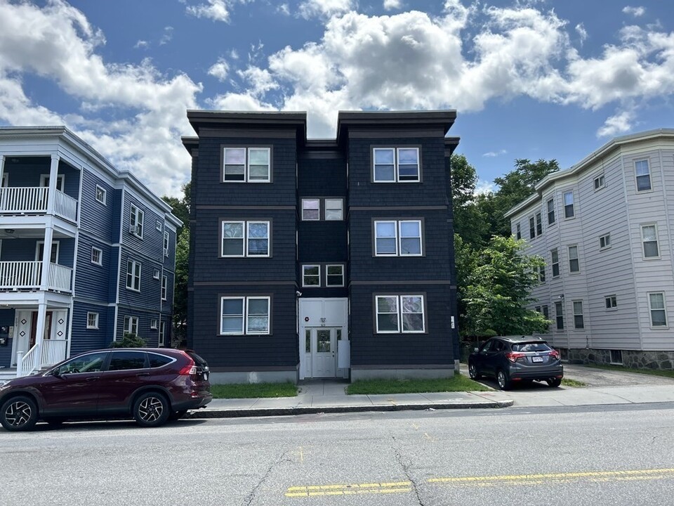 305 Cummins Hwy, Unit 1R in Boston, MA - Foto de edificio