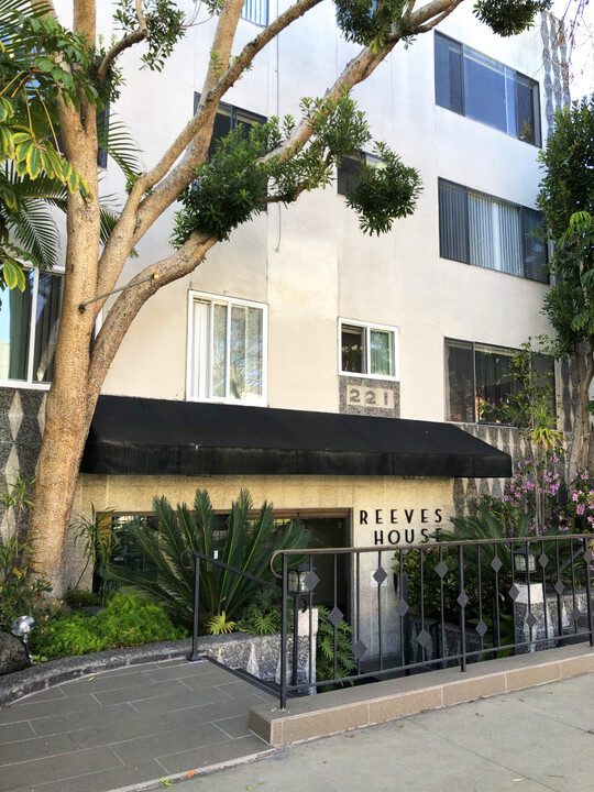 221 S Reeves Dr in Beverly Hills, CA - Building Photo