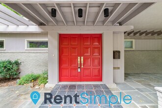 6502 Lakeview Dr in Falls Church, VA - Building Photo - Building Photo