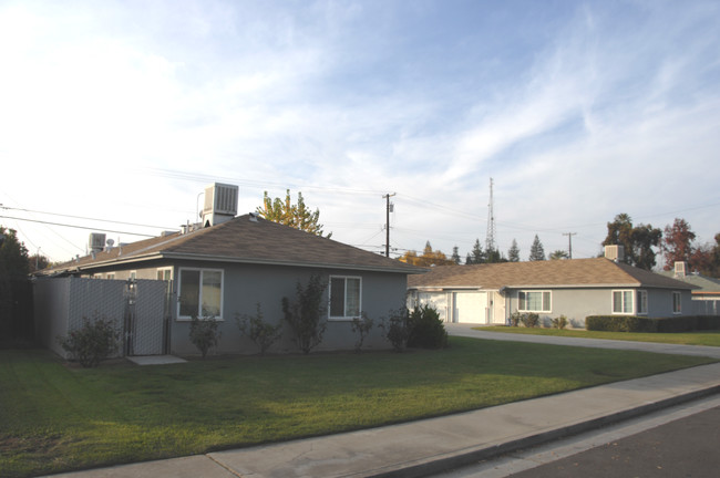 2045 Mayfair Dr W in Fresno, CA - Foto de edificio - Building Photo