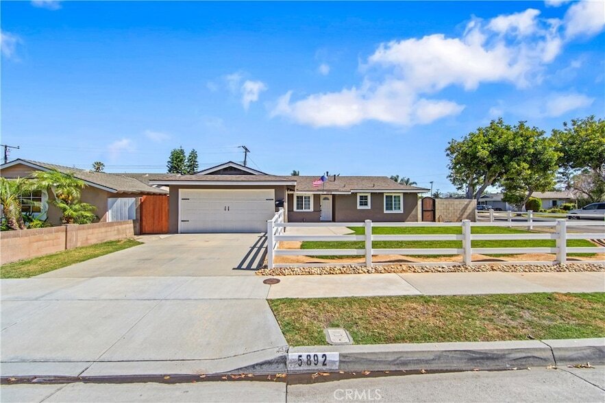 5892 Meadowlark Dr in Huntington Beach, CA - Building Photo