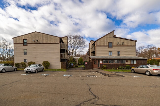 Breezewood Condominiums in East Haven, CT - Building Photo - Building Photo