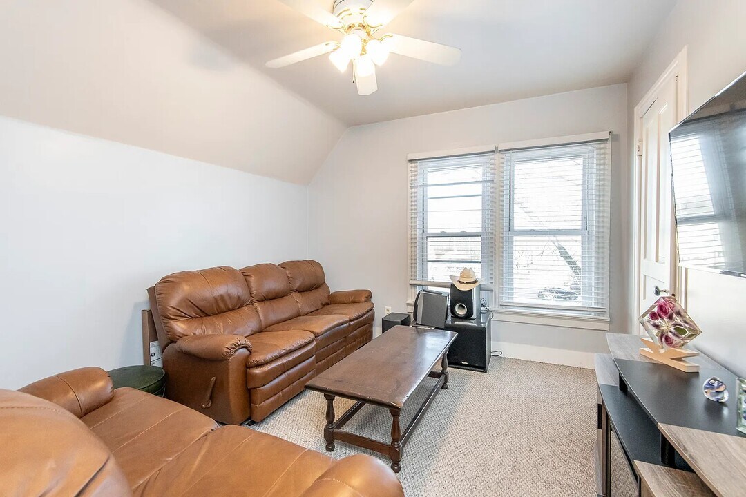 2615 N Wauwatosa Ave, Unit Upper in Wauwatosa, WI - Foto de edificio