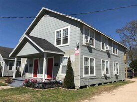 214 W Republic St in Baytown, TX - Building Photo