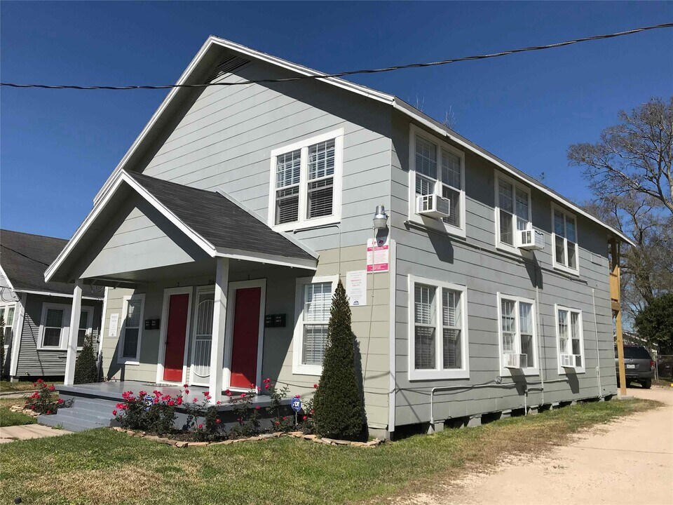 214 W Republic St in Baytown, TX - Building Photo