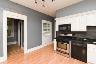 2738 N Central Park Ave, Unit G08C in Chicago, IL - Foto de edificio - Building Photo