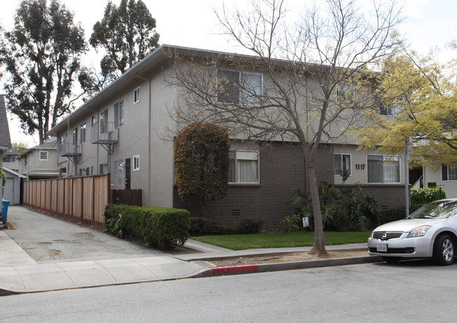 1117 Capuchino Ave in Burlingame, CA - Foto de edificio - Building Photo