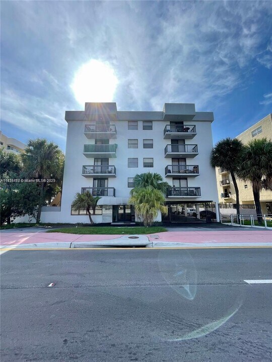 3637 Indian Creek Dr in Miami Beach, FL - Building Photo