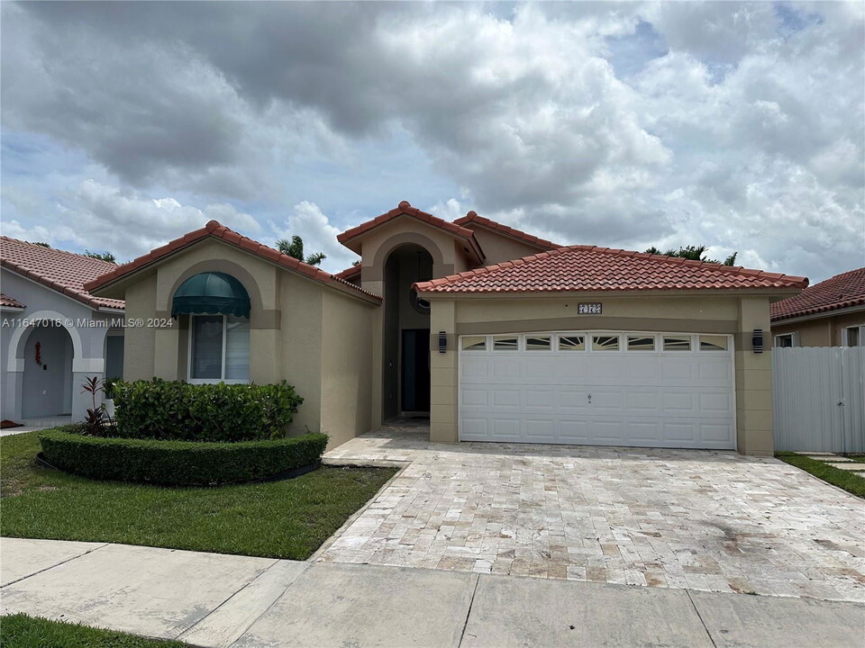 7472 NW 169th Ln in Hialeah, FL - Foto de edificio