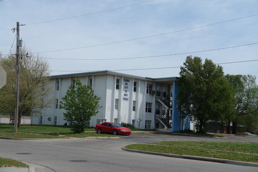 1120 N Hydraulic in Wichita, KS - Foto de edificio
