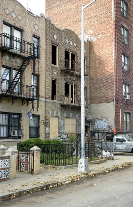 270 E 2nd St in Brooklyn, NY - Building Photo