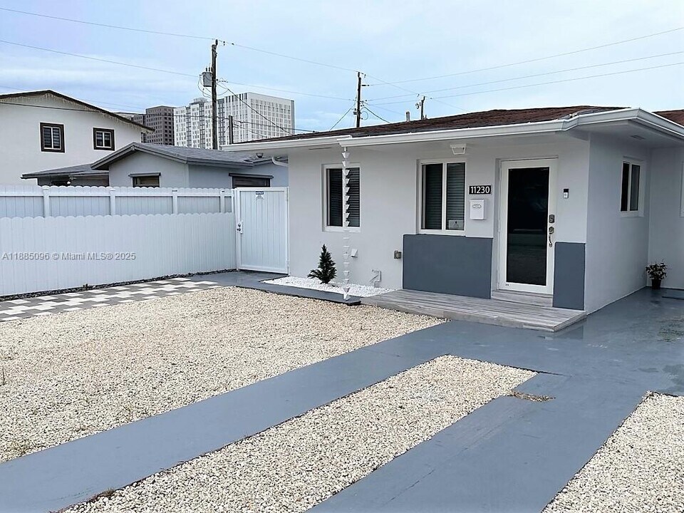 11230 SW 5th St in Miami, FL - Building Photo