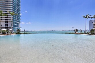 650 NE 32nd St, Unit 4903 in Miami, FL - Foto de edificio - Building Photo