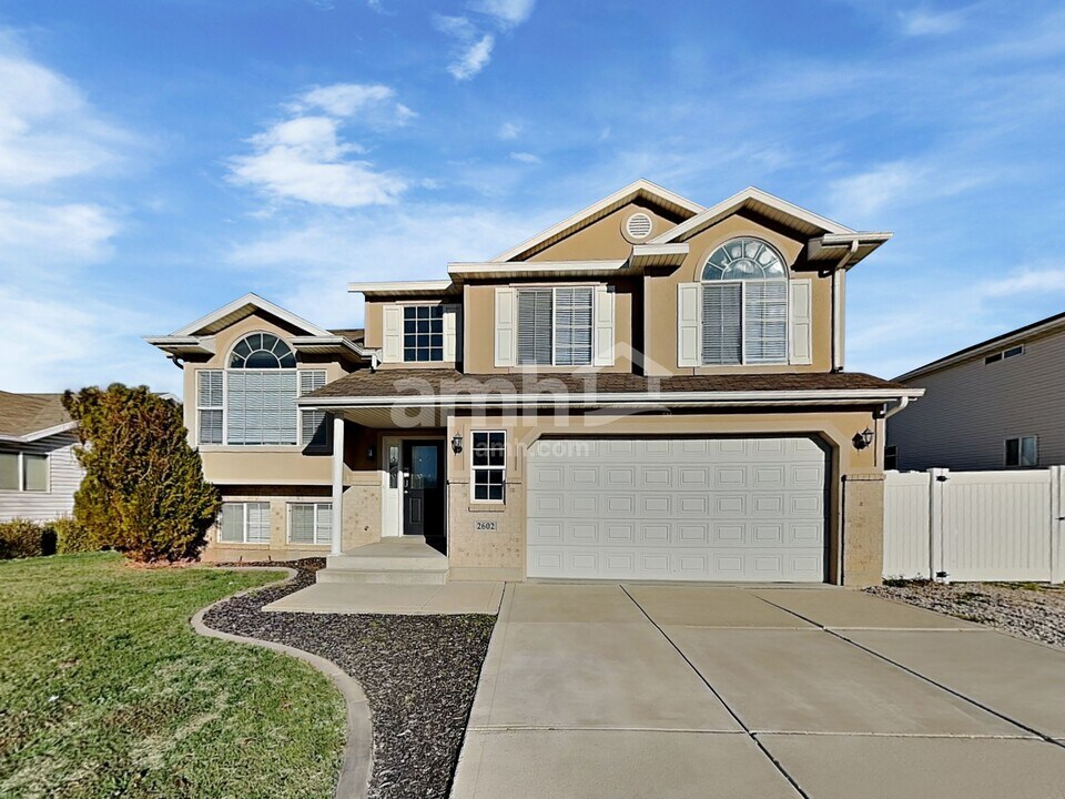 2602 W 4050 S in Roy, UT - Foto de edificio