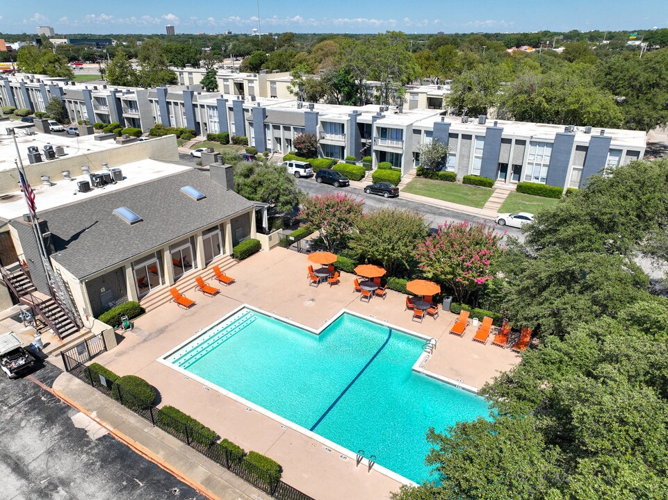 Falls on Clearwood Apartments in Richardson, TX - Foto de edificio