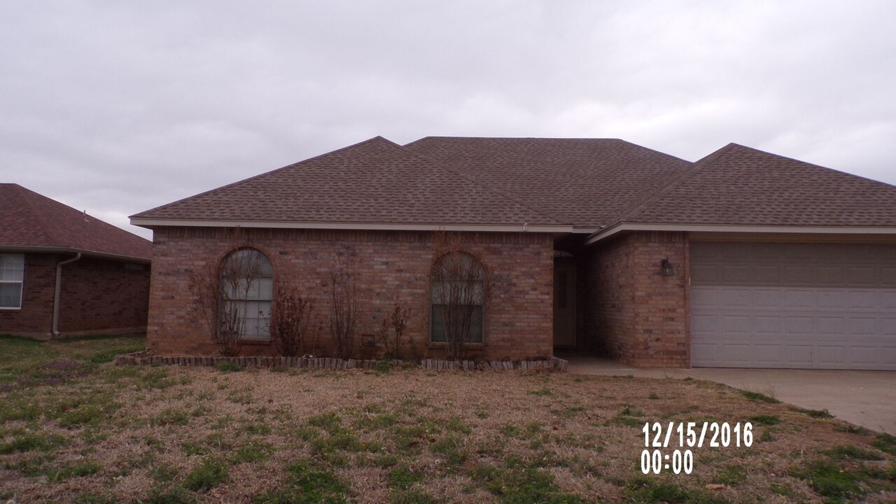 829 Huddleston Dr in Cache, OK - Building Photo