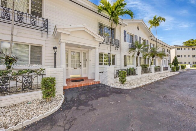 950 Sevilla Ave in Coral Gables, FL - Foto de edificio - Building Photo