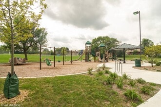 579 Morningside Dr in Roselle, IL - Building Photo - Building Photo