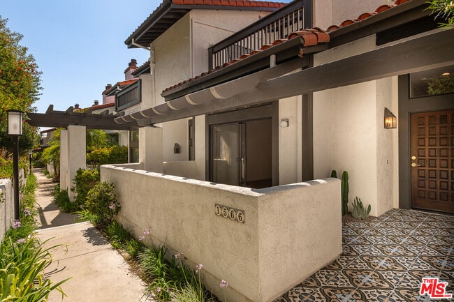 1566 Michael Ln in Los Angeles, CA - Building Photo - Building Photo