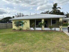 4404 SE Mulford Ln in Stuart, FL - Building Photo