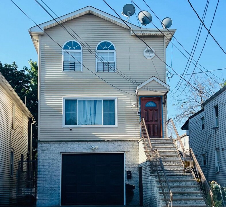 1012 Laura St in Elizabeth, NJ - Building Photo