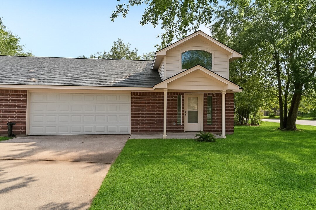 100 Westpark Dr in Conroe, TX - Building Photo