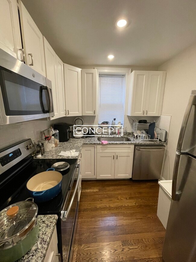 2017 Commonwealth Ave, Unit 4 in Boston, MA - Building Photo - Building Photo