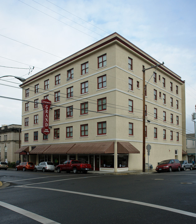 Grand Hotel Apartments in Roseburg, OR - Building Photo