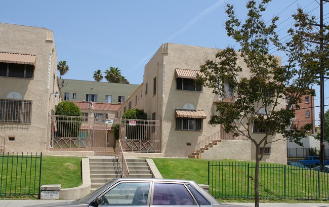 La Reina Apartments in Los Angeles, CA - Foto de edificio - Building Photo