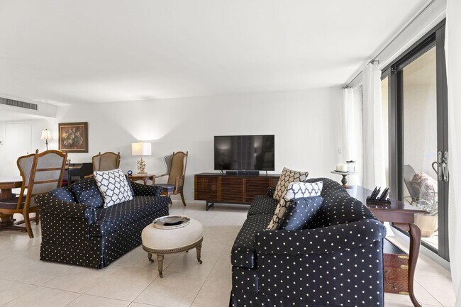 2400 Presidential Way in West Palm Beach, FL - Foto de edificio - Building Photo