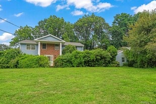 13 Whitney Cir in Glen Cove, NY - Building Photo