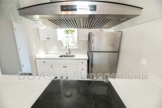 944 Fletcher Ln in Hayward, CA - Building Photo - Building Photo