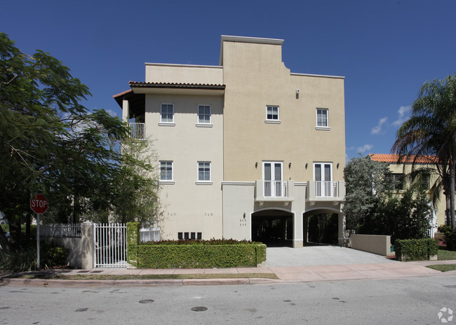 343-349 Madeira Ave in Coral Gables, FL - Foto de edificio - Building Photo