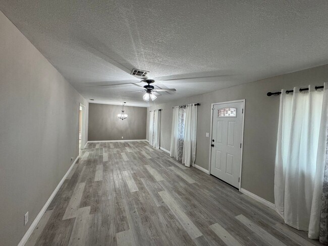 14075 Crow Rd in Apple Valley, CA - Building Photo - Building Photo