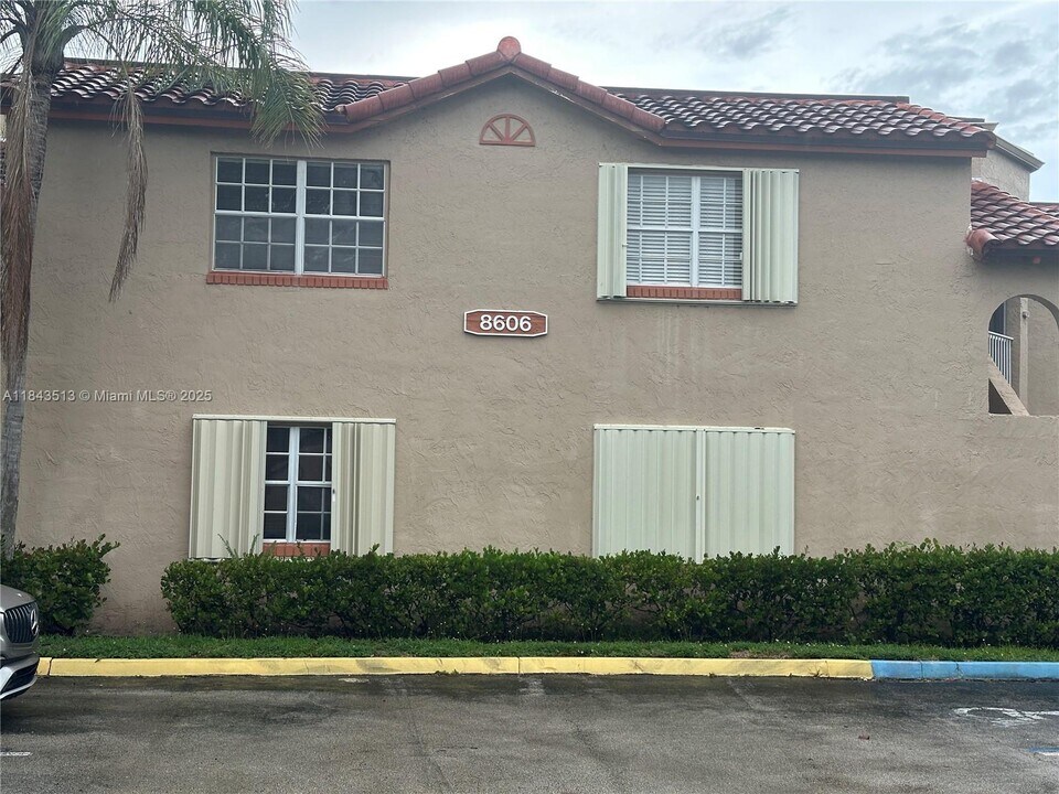 8606 SW 3rd St in Pembroke Pines, FL - Building Photo