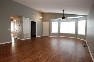 386 Mizzen Ln in Pensacola, FL - Foto de edificio - Building Photo