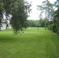 102 Greenwood Pl in Royal Palm Beach, FL - Foto de edificio - Building Photo