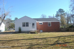 305 Seminole Trail in Jacksonville, NC - Building Photo - Building Photo