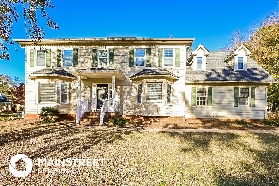 310 Lakefront Dr in Mcdonough, GA - Foto de edificio