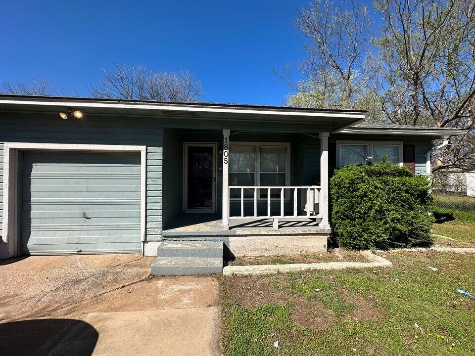 1805 NW Kingsbury Ave in Lawton, OK - Building Photo