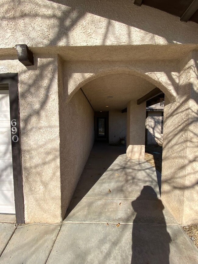 690 E Calvada Blvd in Pahrump, NV - Building Photo - Building Photo