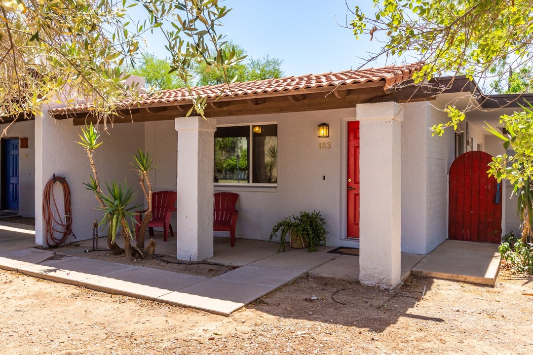 Tenth and Ash Place in Tempe, AZ - Building Photo