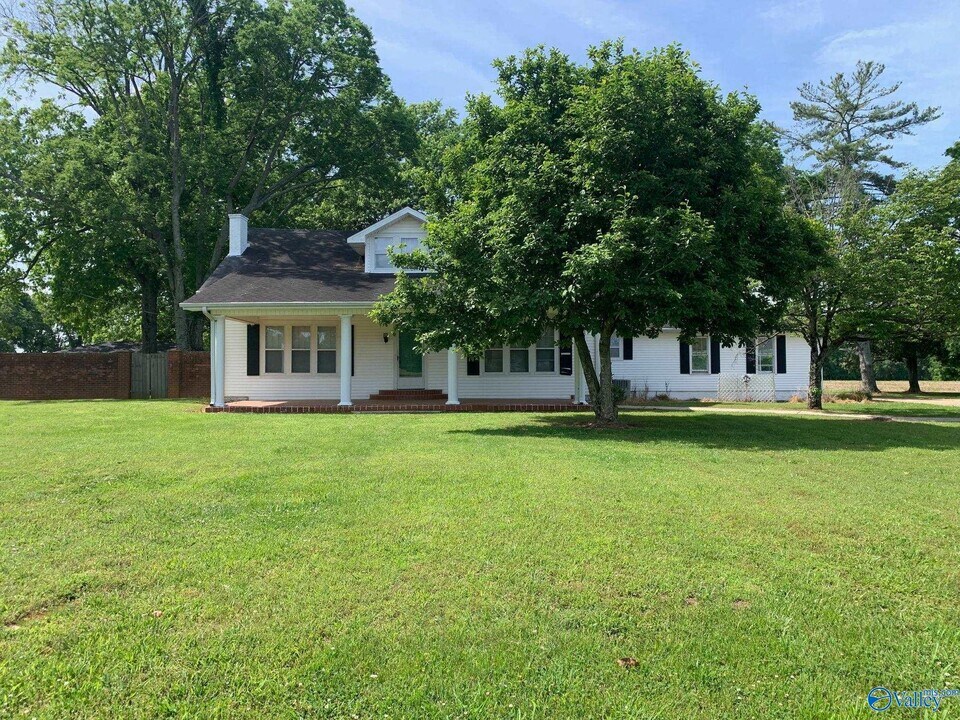 16200 New Cut Rd in Athens, AL - Building Photo