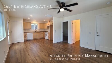 1654 NW Highland Ave in Grants Pass, OR - Building Photo - Building Photo