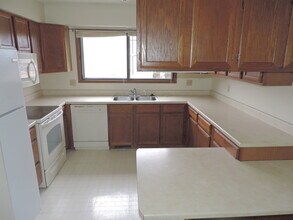 608 Westwinds Dr in Iowa City, IA - Building Photo - Building Photo