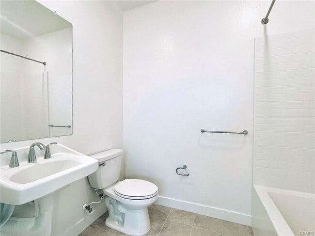 402 Merit in Irvine, CA - Building Photo - Building Photo
