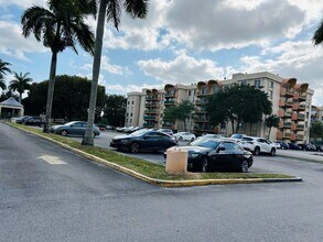 9350 Fontainebleau Blvd in Miami, FL - Foto de edificio - Building Photo